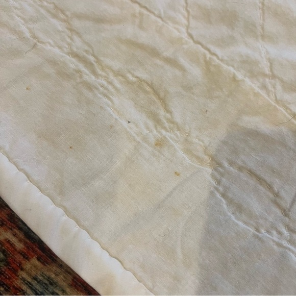 Vintage yellow and white baby quilt with hand stitched animals - Picture 7 of 7